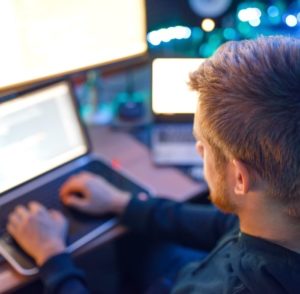 homme qui code , création marketplace